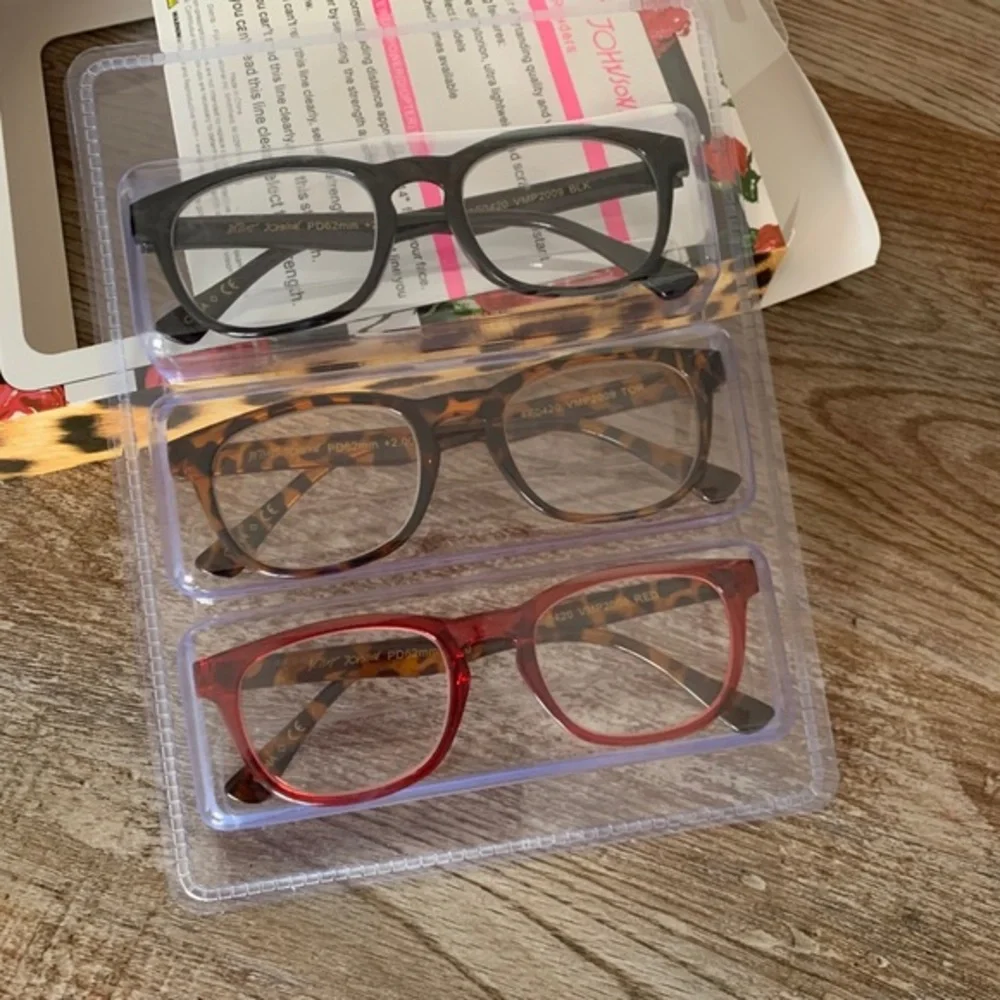 NIB BETSEY JOHNSON READING GLASSES SET